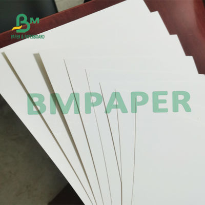 250gsm 70 * 100cm SBSの荷箱のための白いカード紙の折りたたみの紙箱用厚紙の理想