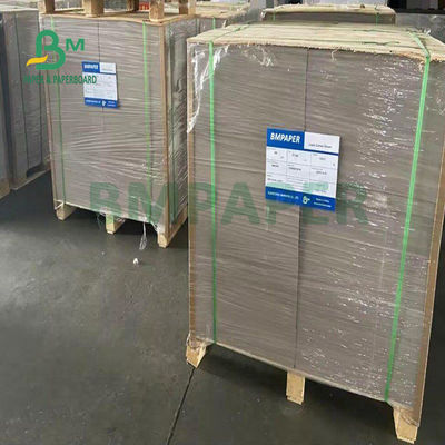 400gsm 500gsmは灰色のChipboardの高い剛性率615mm x 860mmを薄板にした
