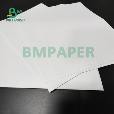 50gsm 55gsm本の印刷66 x 106cmのための光沢が無く白いWoodfreeのとらわれのペーパー